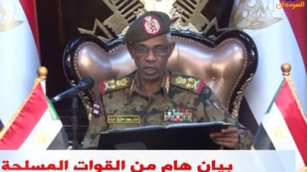Le ministre de la Défense soudanais Awad Ibn Ouf annonce la destitution du président Omar el-Béchir le 11 avril 2019 Le ministre de la Défense soudanais Awad Ibn Ouf annonce la destitution du président Omar el-Béchir le 11 avril 2019