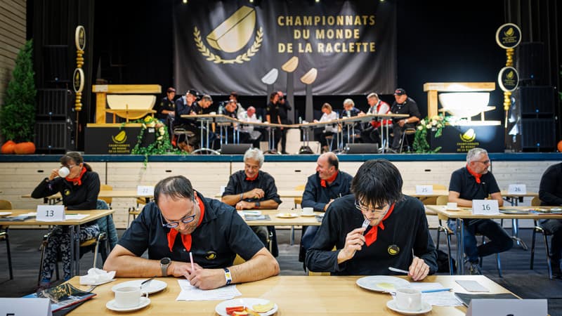 Les membres du jury dégustent et classent les raclettes lors des tout premiers championnats du monde de raclette, qui mettent en vedette des fromages à raclette locaux et internationaux, à Morgins, en Suisse, le 28 octobre 2023.