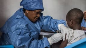 Une fillette congolaise vaccinée contre Ebola, à Goma, le 22 novembre 2019