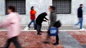 Dans une rue d'Athènes, mardi. Après l'accord conclu aux forceps dans la nuit avec l'Union européenne et le FMI sur un plan de sauvetage de 130 milliards d'euros synonyme d'une perte partielle de la souveraineté de leur pays, les Grecs étaient partagés en