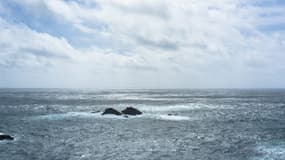 Le skipper d'un voilier participant à une course en solitaire au large de la Bretagne a été retrouvé mort jeudi au large de Belle-Ile dans le Morbihan.