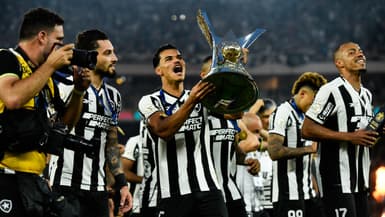 Danilo Barboasa de Botafogo avec le trophée de la D1 brésilienne, à Rio de Janeiro le 8 décembre 2024
