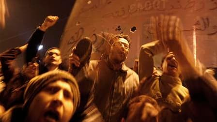 Manifestants place Tahrir, dans le centre du Caire, pendant la retransmission du discours télévisé de Hosni Moubarak. Le président égyptien a annoncé qu'après 30 ans de règne, il ne briguerait pas un septième mandat lors de la prochaine présidentielle en