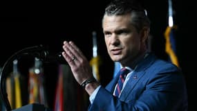 Le secrétaire américain à la Défense Pete Hegseth s'exprime à la base du Corps des Marines de Quantico, en Virginie, le 30 septembre 2025. 