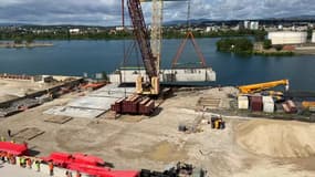 La cuve de béton de 550 tonnes a été mise à l'eau à Lyon, mardi 24 mai 2022.