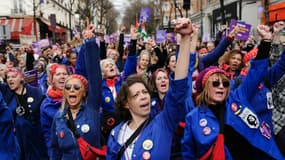 Des membres du collectif féministe "Les Rosies" participent à une marche dans le cadre de la Journée internationale des droits des femmes, à Paris, le 8 mars 2024.