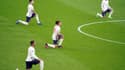Des joueurs anglais posant un genou à terre pendant l'Euro 2021
