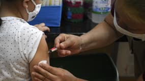 Une fillette reçoit un vaccin contre la grippe au Paraguay, le 9 juin 2020.