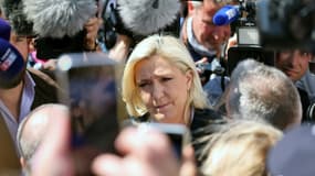 La candidate RN Marine Le Pen en campagne à Roy (Somme) le 21 avril 2022