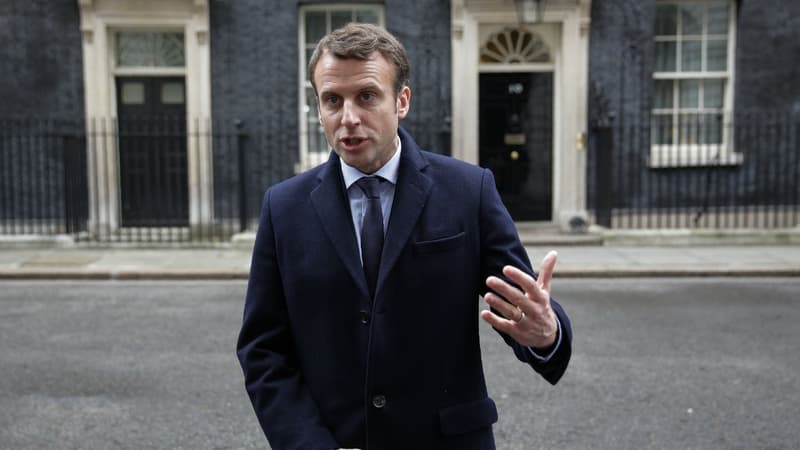 Emmanuel Macron devant le 10, Downing Street à Londres après avoir rencontré Theresa May le 21 février 2017