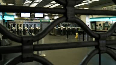 La station de métro Montparnasse fermée en raison d'une grève à l'appel des syndicats contre le projet de réforme des retraites, le 19 janvier 2023 à Paris