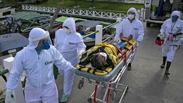 Une équipe médicale transportant un patient malade du Covid-19 à Portel.