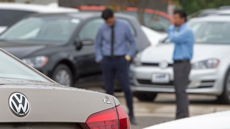 Volkswagen a indiqué que près d'un million de véhicules équipés du logiciel truqueur avaient été vendus en France. 