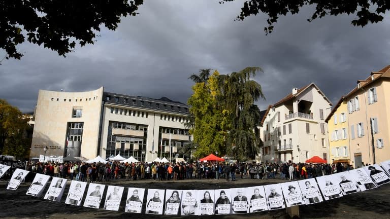 Des habitants devant le tribunal de Gap dans les Alpes, en soutien aux 7 militants jugés pour avoir aidé des migrants à entrer en France.