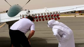 Un pilote et un officiel des Emirats arabes Unis inspectent les fusées à cristaux liquides accrochées sur les avions.