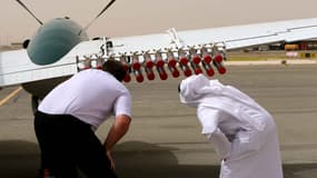 Un pilote et un officiel des Emirats arabes Unis inspectent les fusées à cristaux liquides accrochées sur les avions.