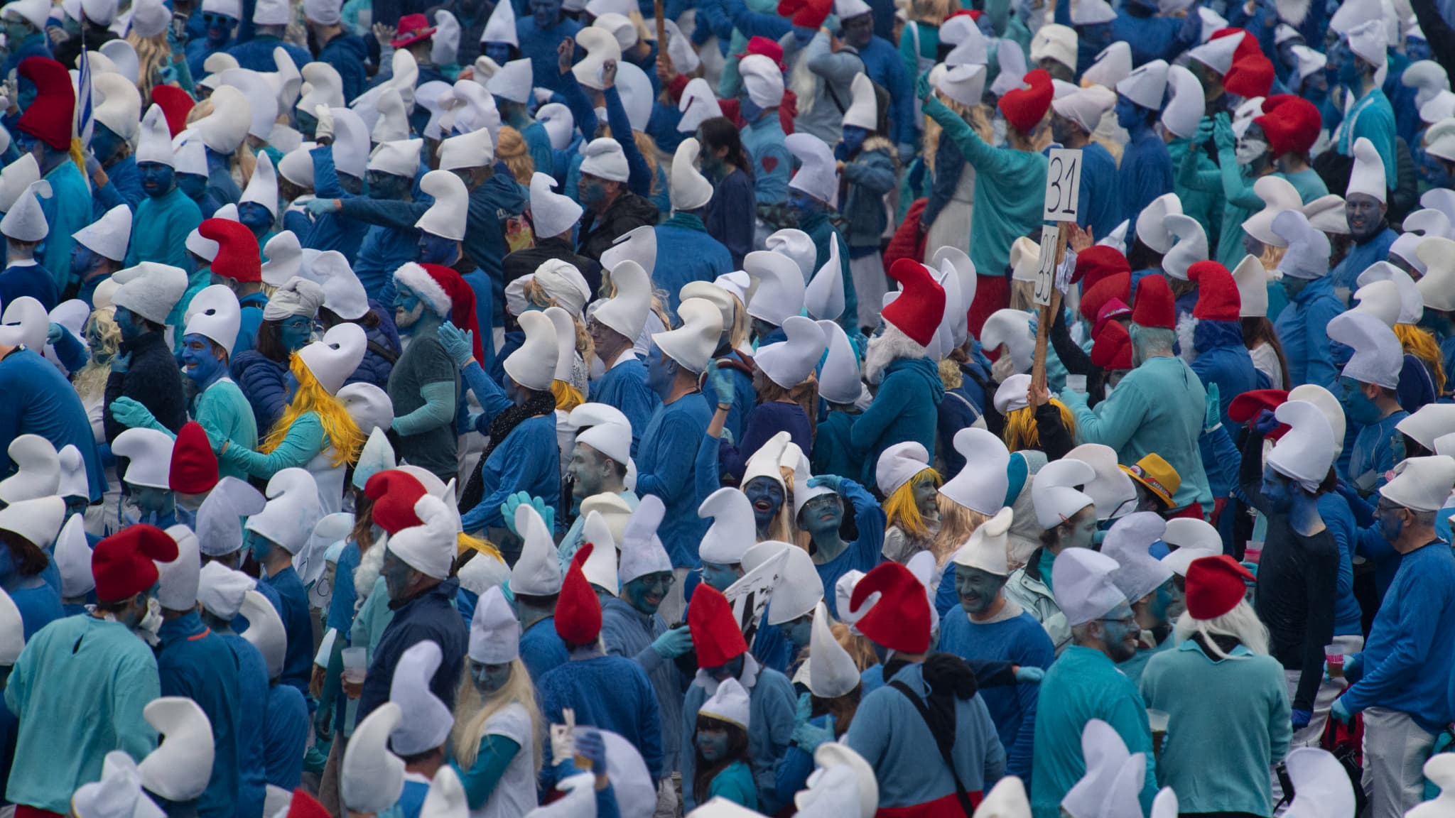 Des participants déguisés en Schtroumpfs participent à un rassemblement record de Schtroumpfs à Landerneau, dans l'ouest de la France, le 25 mars 2023. (Photo d'illustration)