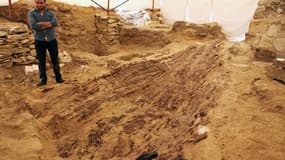 Une photographie, fournie par le ministère égyptien des Antiquités le 1er février 2016, montre un homme sur le site de fouilles d'archéologues tchèques, dans la nécropole des pyramides d'Abousir, près du Caire