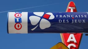Enseigne de la Française des jeux, à l'entrée d'un bar-tabac.