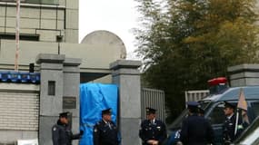 Des policiers en faction devant les locaux qui font office d'ambassade de Corée du Nord à Tokyo, le 23 février 2018