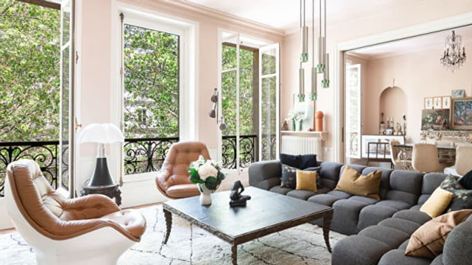 Cet appartement la "tête dans les arbres" situé au cœur de l'avenue Trudaine et à proximité de la rue des Martyrs s'est vendu 2,29 millions d'euros pour une surface de 161m². Cet appartement la "tête dans les arbres" situé au cœur de l'avenue Trudaine et à proximité de la rue des Martyrs s'est vendu 2,29 millions d'euros pour une surface de 161m².
