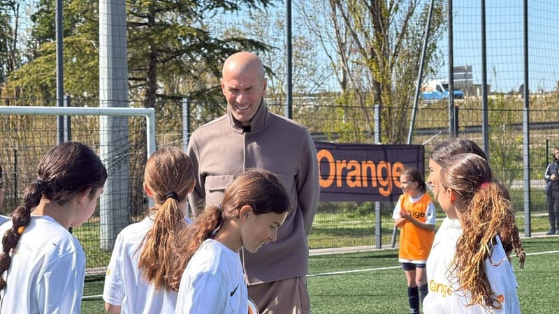"Y'a pas débat, c'est le meilleur joueur du monde": Zinédine Zidane surprend 150 enfants au stade de Rognac