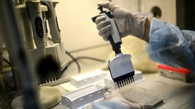 Une technicienne travaille sur le séquençage du génome du Sars-CoV-2 et de ses variants à l'Institut Pasteur, le 21 janvier 2021 à Paris (Photo d'illustration)