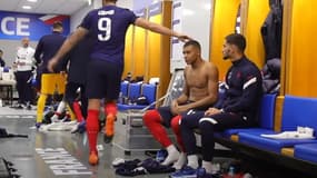 La scène avec Kylian Mbappé et Olivier Giroud dans le vestiaire des Bleus