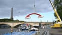 Une structure gonflable est retirée de la Seine après l'annulation d'une compétition test de natation pour les JO de Paris-2024 en raison de la pollution, le 6 août 2023