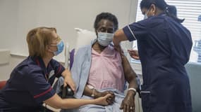 Une britannique se faisant administrer le vaccin Covid-19 de Pfizer à Londres, le 8 décembre 2020