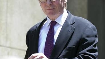 Le procureur de New York Cyrus Vance, sous le feu des critiques depuis plusieurs jours dans l'affaire Dominique Strauss-Kahn, a reçu jeudi le soutien de son prédécesseur, le très respecté Robert Morgenthau, qui salue son travail de recherche de la justice