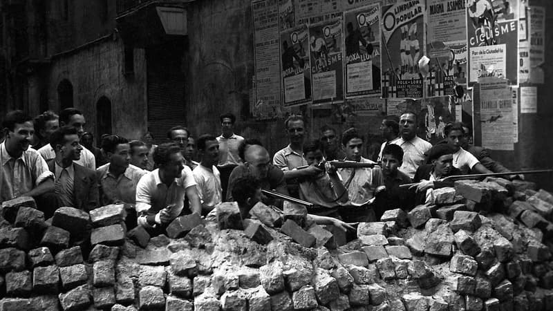 Combattants antifascistes à Barcelone en 1936. 