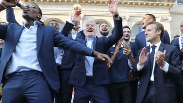 Paul Pogba, ses coéquipiers, Didier Deschamps et Emmanuel Macron à l'Elysée.