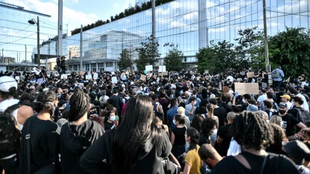 Manifestation contre les violences policières et en hommage à Adama Traoré devant le Palais de justice de Paris, le 2 juin 2020 - 