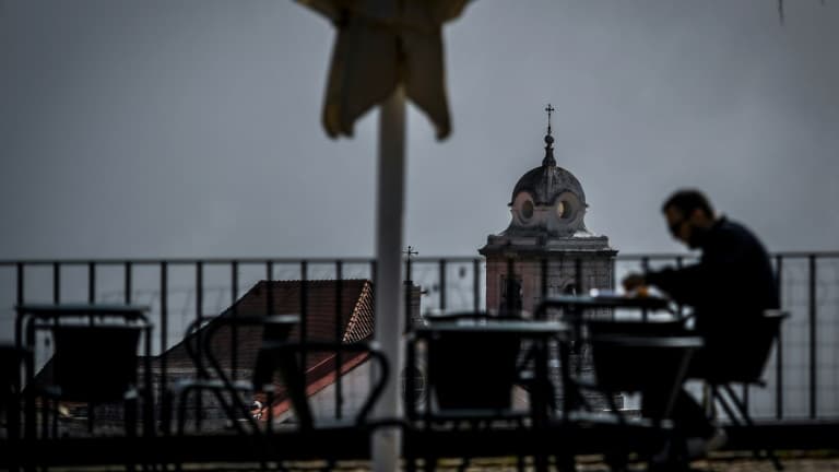 Un homme à une terrasse de café à Lisbonne, le 5 avril 2021. Le gouvernement a levé ce même jour un certain nombres de restrictions anti-Covid, et autorisé notamment la réouverture des terrasses de café