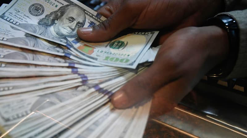 Certaines banques à l'étranger renvoient leurs excédents de dollars aux États-Unis sur des vols commerciaux, selon Reuters.