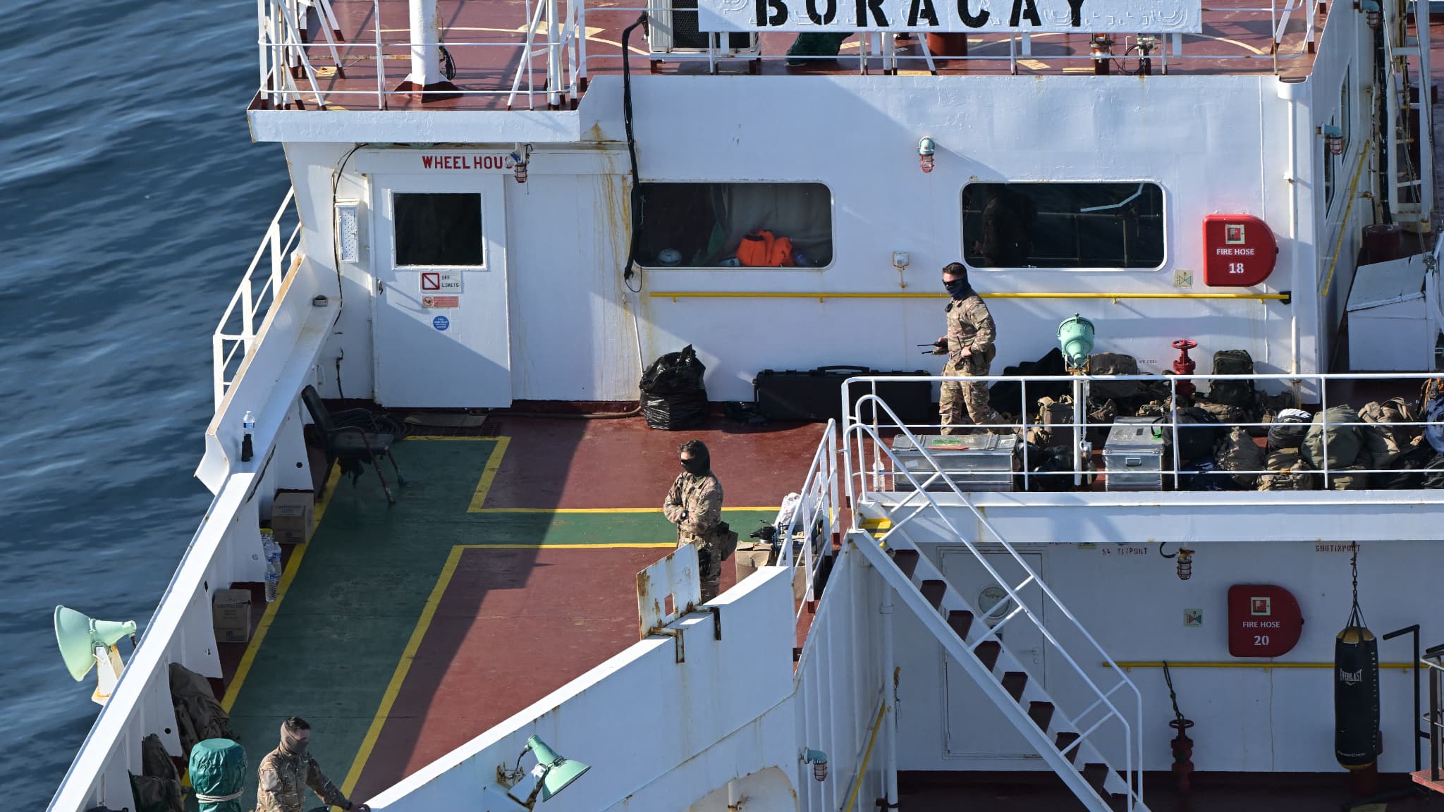 DES MILITAIRES FRANÇAIS SONT MONTÉS À BORD DU PÉTROLIER FANTÔME RUSSE IMMOBILISÉ AU LARGE DE SAINT-NAZAIRE