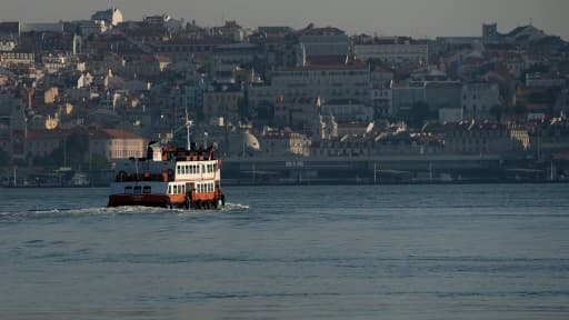 Un bateau sur le Tage en direction de Lisbonne, le 21 juin 2013