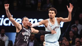 Victor Wembanyama face à Jalen Wilson lors d'un match NBA des Spurs à Brooklyn, le 27 décembre 2024