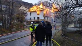 Un chalet en feu à Villar-Saint-Pancrace après un incendie mercredi 22 novembre.