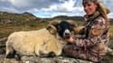 La chasseuse Larysa Switlyk aux côtés d'une chèvre morte