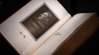 Un exemplaire original de Mein Kampf signé par Adolf Hitler présenté lors d'une exposition en octobre 2019 en Suisse