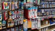 De nombreux stylos, règles, équerres, compas, ciseaux et autres fournitures scolaires sont exposés sur un présentoir dans un supermarché avant la rentrée scolaire à Lyon, en France, le 15 août 2025. 