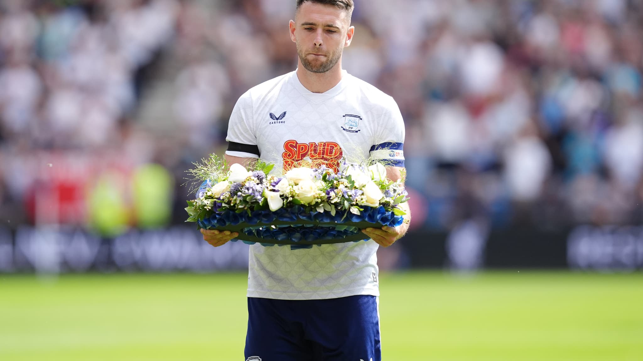 Ben Whiteman capitaine de Preston dépose une couronne commémorative en hommage à Diogo Jota et André Silva, le 13 juillet 2025. Ben Whiteman capitaine de Preston dépose une couronne commémorative en hommage à Diogo Jota et André Silva, le 13 juillet 2025.