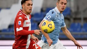 Pol Lirola (Fiorentina) au duel avec Adam Marusic (Lazio)