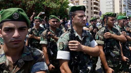 Des soldats libanais à Beyrouth lors de funérailles militaires, le 4 août 2014.