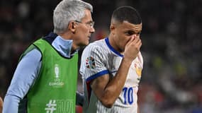 Kylian Mbappé se tenant le nez lors de France-Autriche le 17 juin 2024