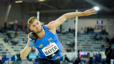 Kevin Mayer, au lancer du poids, lors des Championnats de France en salle, le 26 février 2022 à Miramas