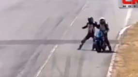 Moto: l’incroyable bagarre entre deux pilotes en pleine course