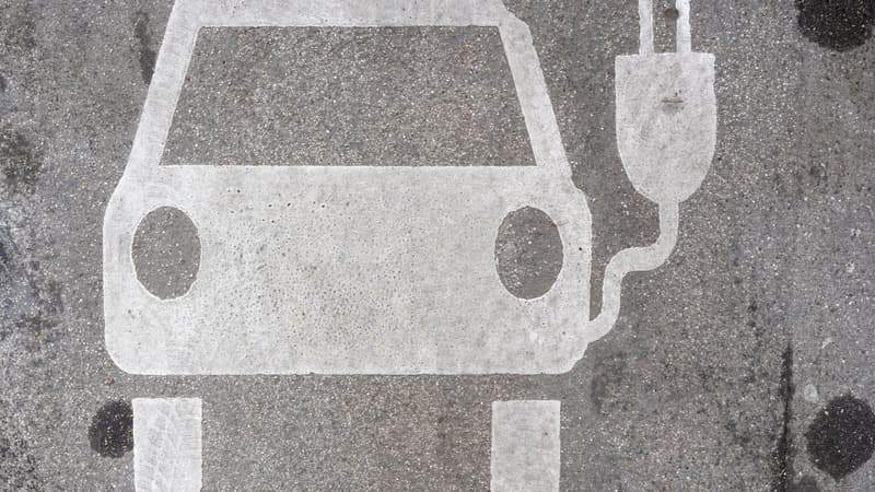 Bonne nouvelle pour les copropriétaires: les primes à l'installation de bornes électriques vont augmenter, passant de 8.000 à 12.500 euros à partir du 1er avril (avec des surprimes pour les parkings extérieurs)